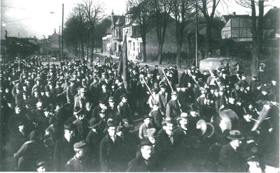 Demonstrierende Menschenmenge auf einer Straße