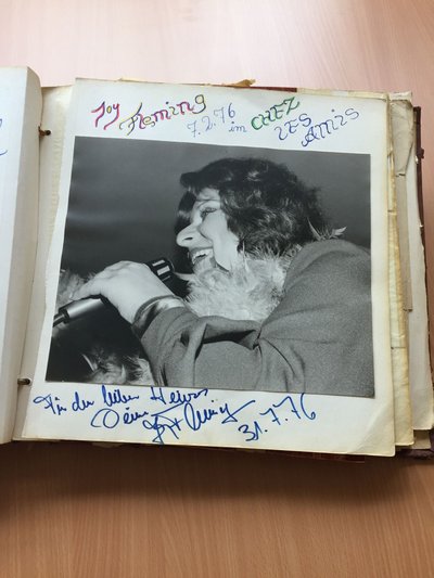 Abbildung eines Fotoalbums einer Schwulenbar.