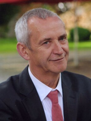 Porträtphotographie von Roland Paul im Anzug.