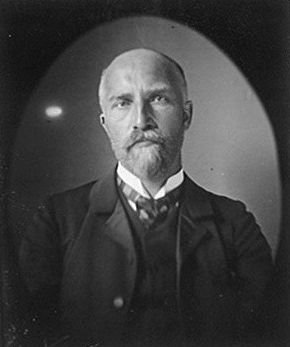 Photpgraphie eines älteren Auguts Leppla mit Halbglatze und Kinnbart, im Anzug.