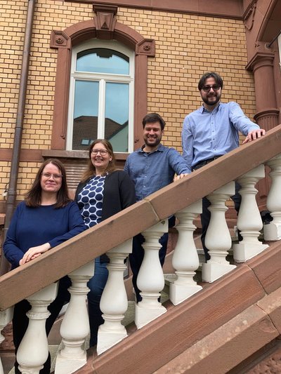 Gruppenbild der wissenschaftlichen Mitarbeiter des IPGV auf der Außentreppe des Gebäudes.