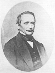 Porträtphotographie von Adam Müller im Anzug mit Fliege