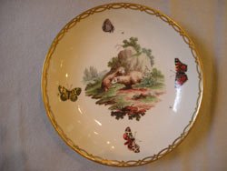 Mit einem Naturmotiv und 4 Schmetterlingen bemalter Porzellanteller.