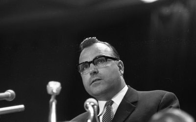 Bild eines jungen Helmut Kohl hinter einer Rednerempore