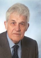 Porträtphotographie Rudolf Morsey im braunem Anzug mit hellblauem Hemd und schwarzer Krawatte mit weißen Punkten.