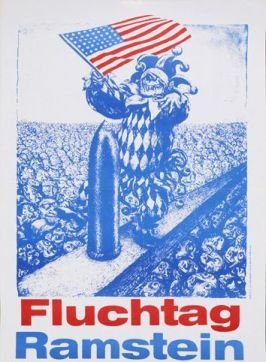 Karikatur, man sieht eine riesige Menge von überzeichnet dargestellten Menschen, welche einen Betonsteg umringen. Auf diesem Betonsteg steht eine übergroße Patrone und dahinter ein Clown mit einer US Flagge. Unter dem Bild steht Fluchtag Ramstein. Ra
