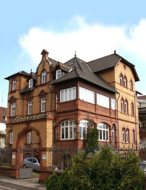 Photographie der Gründerzeitvilla im Benzinoring in Kaiserslautern, in welcher das IPGV seinen Sitz hat.
