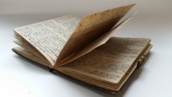 Aufgeschlagenes handschriftlich beschriebenes, älteres Tagebuch.