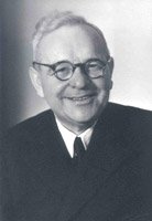 Porträtphotographie eines älteren Johannes Finck im Anzug mit Brille.